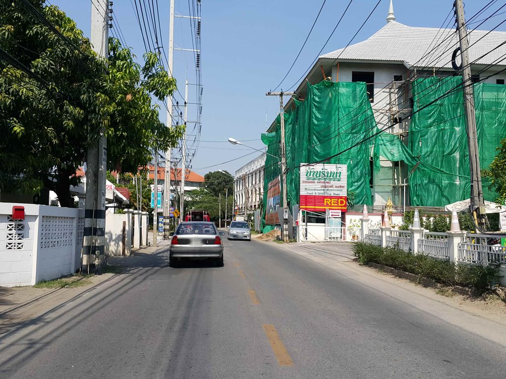 ภาพถนนตรงที่ Z's Home Clinic ตั้งอยู่ ถ่ายโดย jrcarlsen พ.ศ. 2558 (2015) · A street-level view of where Z's Home Clinic stands, by jrcarlsen in 2558 (2015)