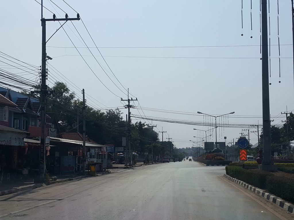 ภาพถนนตรงที่ ประยูรนาฬิกา ตั้งอยู่ ถ่ายโดย jrcarlsen พ.ศ. 2558 (2015) · A street-level view of where ประยูรนาฬิกา · Prayunnalika stands, by jrcarlsen in 2558 (2015)