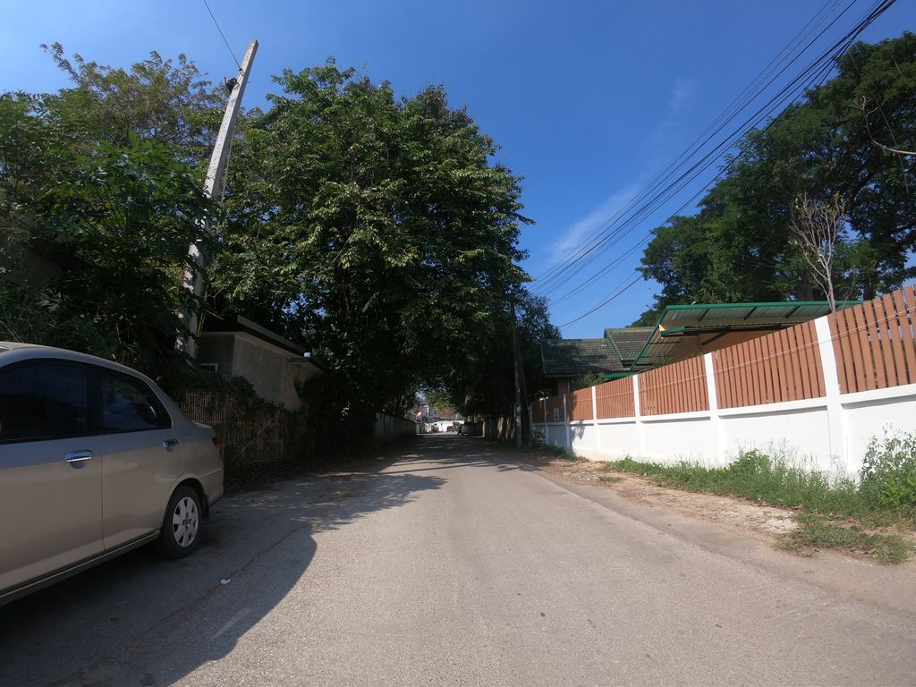 ภาพถนนตรงที่ ข้าวซอยเวียงเหนือ ตั้งอยู่ ถ่ายโดย chanuwath_grab พ.ศ. 2562 (2019) · A street-level view of where ข้าวซอยเวียงเหนือ · Khao Soi Wiang Nuea stands, by chanuwath_grab in 2562 (2019)