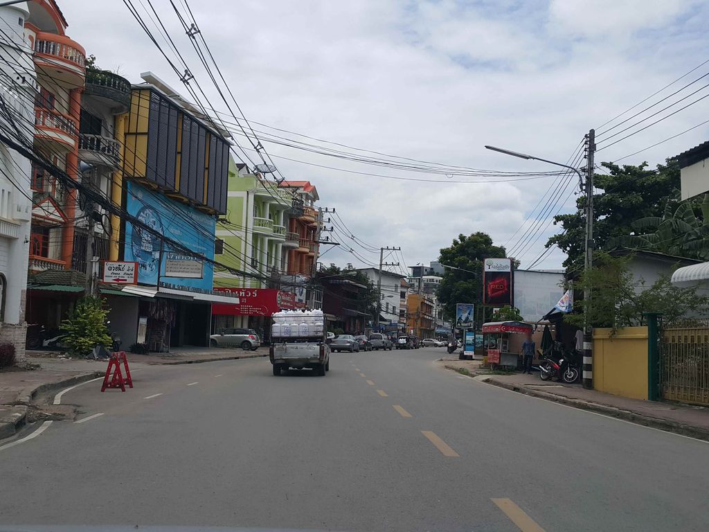 ภาพถนนตรงที่ พัฒนายนต์เชียงใหม่ ตั้งอยู่ ถ่ายโดย jrcarlsen พ.ศ. 2558 (2015) · A street-level view of where พัฒนายนต์เชียงใหม่ · Phatthana Yon Chiang Mai stands, by jrcarlsen in 2558 (2015)