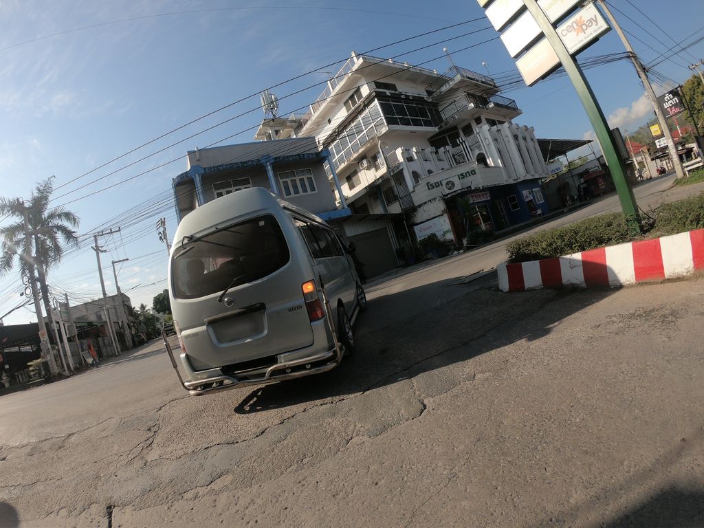 ภาพถนนตรงที่ โรงแรมมรกต | Chiang Mai ตั้งอยู่ ถ่ายโดย chanuwath_grab พ.ศ. 2562 (2019) · A street-level view of where โรงแรมมรกต | Chiang Mai stands, by chanuwath_grab in 2562 (2019)