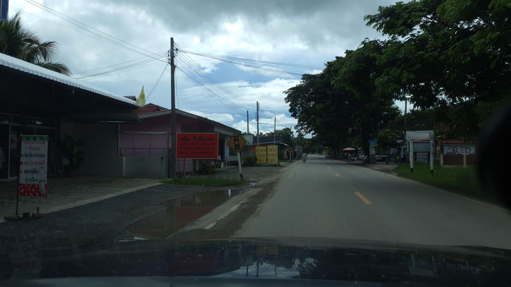 ภาพถนนตรงที่ ร้านลูกพ่อเลี้ยง ตั้งอยู่ ถ่ายโดย jrcarlsen พ.ศ. 2563 (2020) · A street-level view of where ร้านลูกพ่อเลี้ยง · Ran Luk Pholiang stands, by jrcarlsen in 2563 (2020)