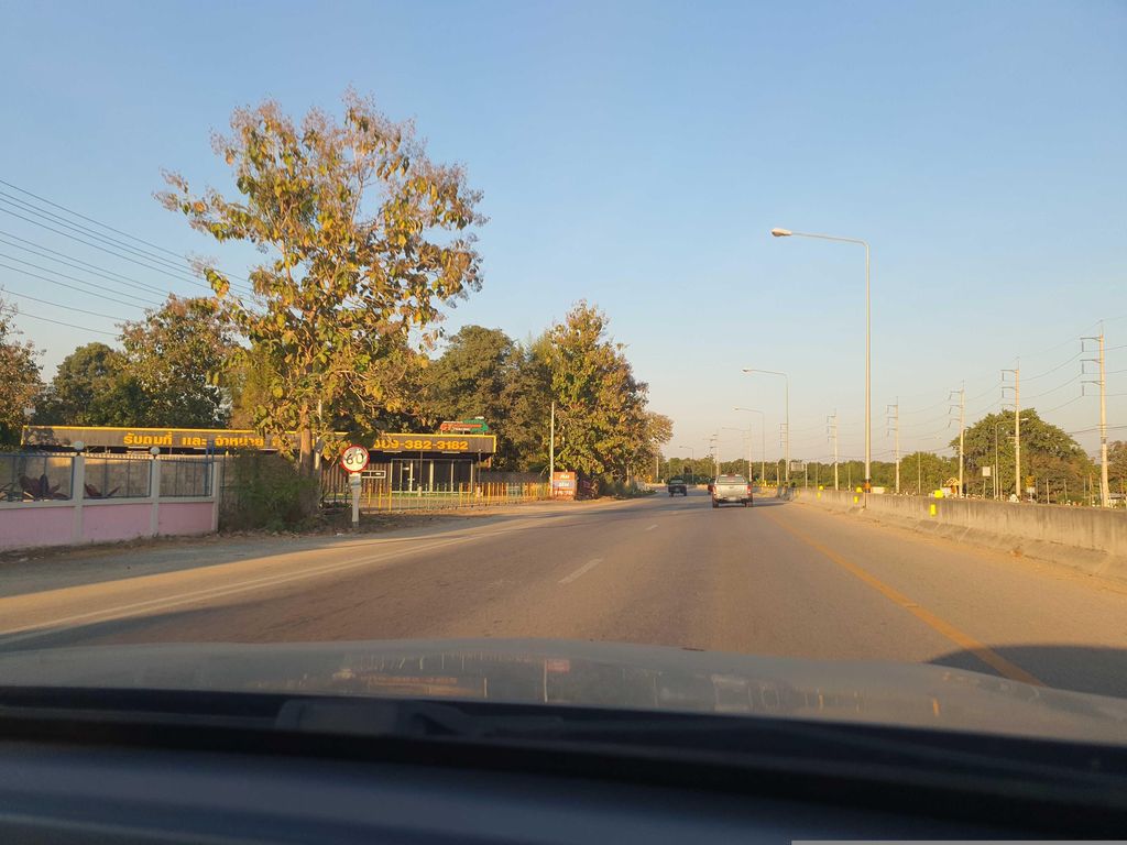 ภาพถนนตรงที่ Rimtang Café - ริมทาง คาเฟ่ ตั้งอยู่ ถ่ายโดย jrcarlsen พ.ศ. 2567 (2024) · A street-level view of where Rimtang Café - ริมทาง คาเฟ่ stands, by jrcarlsen in 2567 (2024)