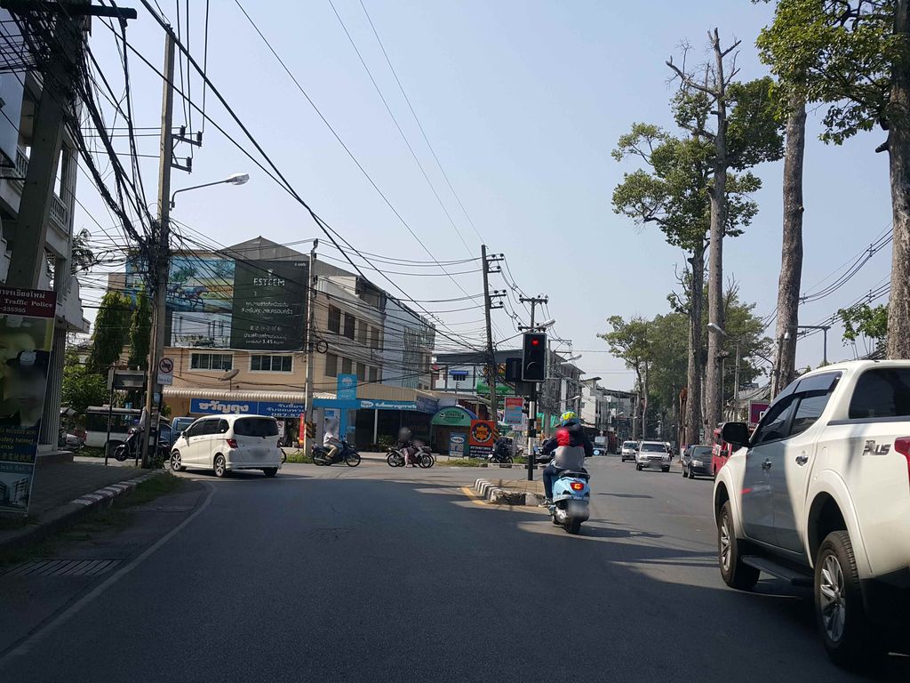 ภาพถนนตรงที่ ข้าวหมกไก่ไลลา ตั้งอยู่ ถ่ายโดย jrcarlsen พ.ศ. 2558 (2015) · A street-level view of where ข้าวหมกไก่ไลลา · Khaomokkai Laila stands, by jrcarlsen in 2558 (2015)