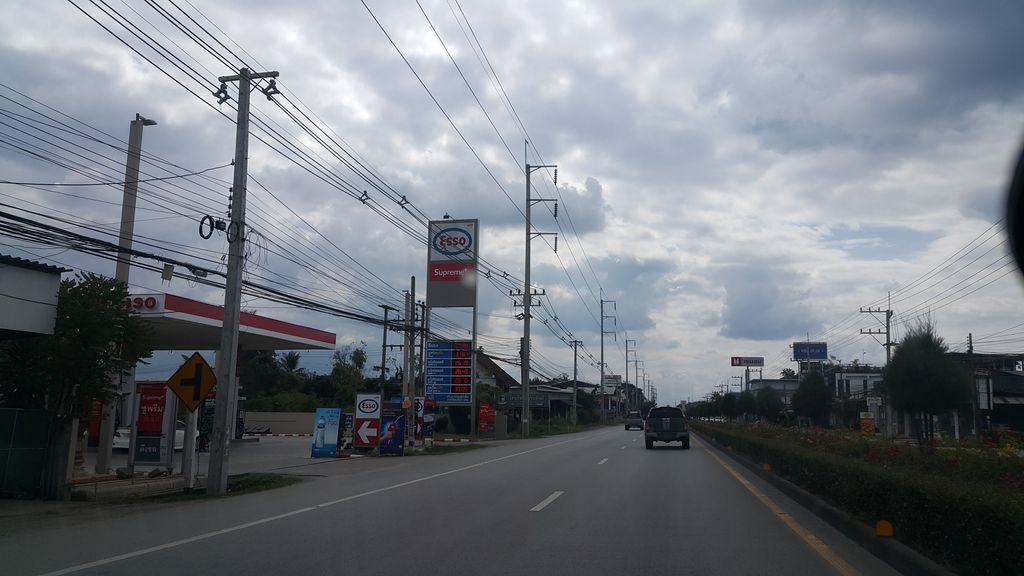ภาพถนนตรงที่ ร้านลาบ 39 สันป่าตอง ตั้งอยู่ ถ่ายโดย jrcarlsen พ.ศ. 2561 (2018) · A street-level view of where ร้านลาบ 39 สันป่าตอง · Ran Lap 39 San Pa Tong stands, by jrcarlsen in 2561 (2018)