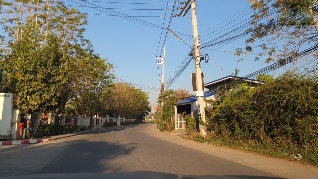 ภาพถนนตรงที่ LONLO - The Family Community ตั้งอยู่ ถ่ายโดย jrcarlsen พ.ศ. 2566 (2023) · A street-level view of where LONLO - The Family Community stands, by jrcarlsen in 2566 (2023)
