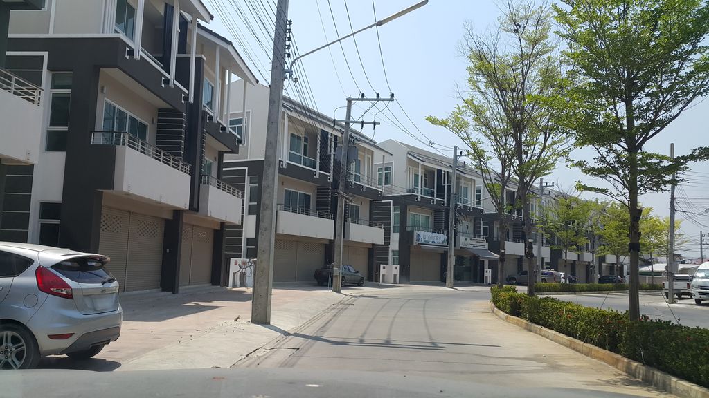ภาพถนนตรงที่ Caffa Coffeemaker ตั้งอยู่ ถ่ายโดย jrcarlsen พ.ศ. 2560 (2017) · A street-level view of where Caffa Coffeemaker stands, by jrcarlsen in 2560 (2017)