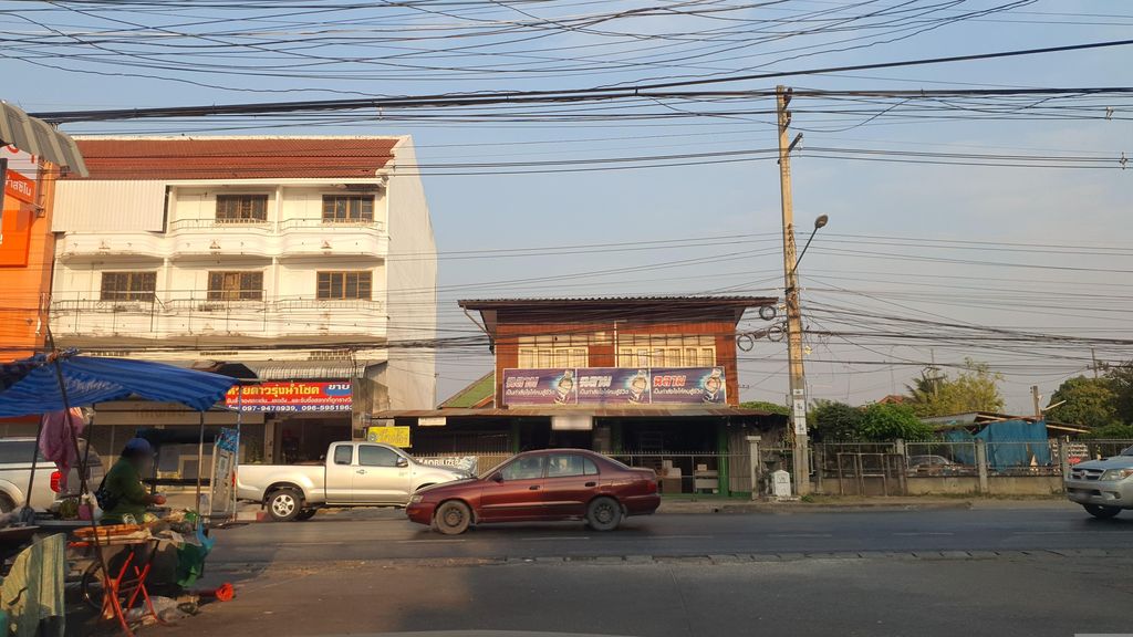 ภาพถนนตรงที่ บ้านเพื่อนเผือก คลินิกรักษาสัตว์ ตั้งอยู่ ถ่ายโดย jrcarlsen พ.ศ. 2566 (2023) · A street-level view of where บ้านเพื่อนเผือก คลินิกรักษาสัตว์ · Ban Phuean Phueak Clinic Raksasat stands, by jrcarlsen in 2566 (2023)