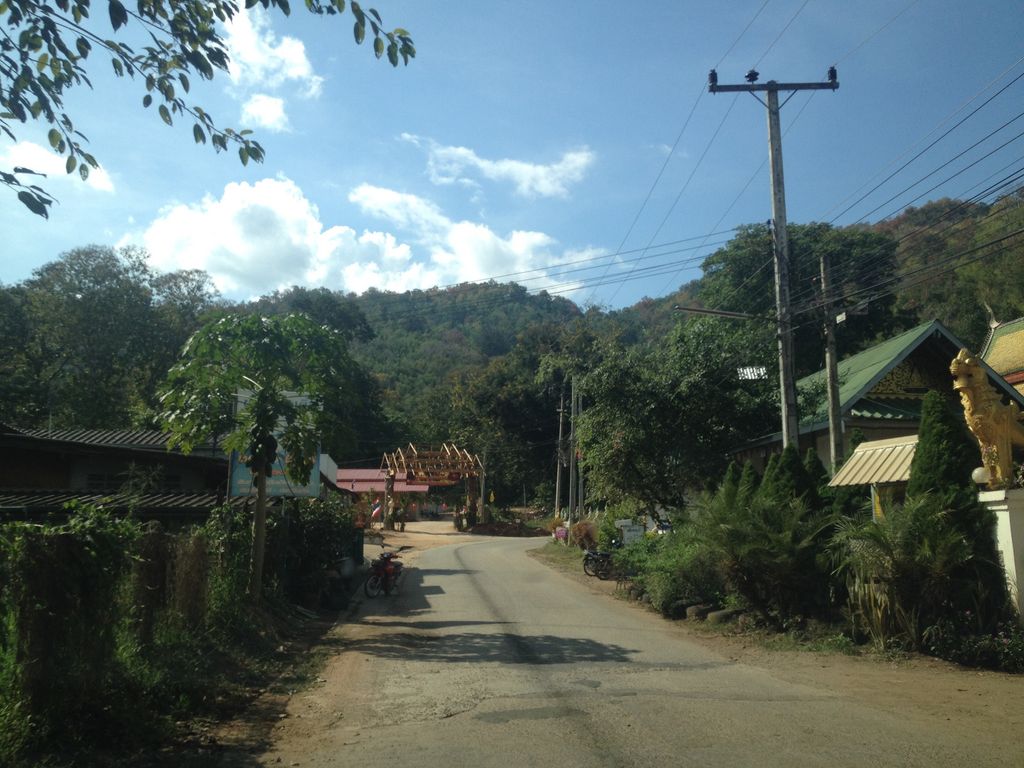 ภาพถนนตรงที่ น้ำดื่มไตเติ้ล ตั้งอยู่ ถ่ายโดย jimwatana พ.ศ. 2558 (2015) · A street-level view of where น้ำดื่มไตเติ้ล · Nam Duem Taitoen stands, by jimwatana in 2558 (2015)