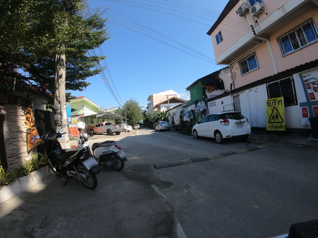 ภาพถนนตรงที่ Like Fitness ตั้งอยู่ ถ่ายโดย chanuwath_grab พ.ศ. 2562 (2019) · A street-level view of where Like Fitness stands, by chanuwath_grab in 2562 (2019)