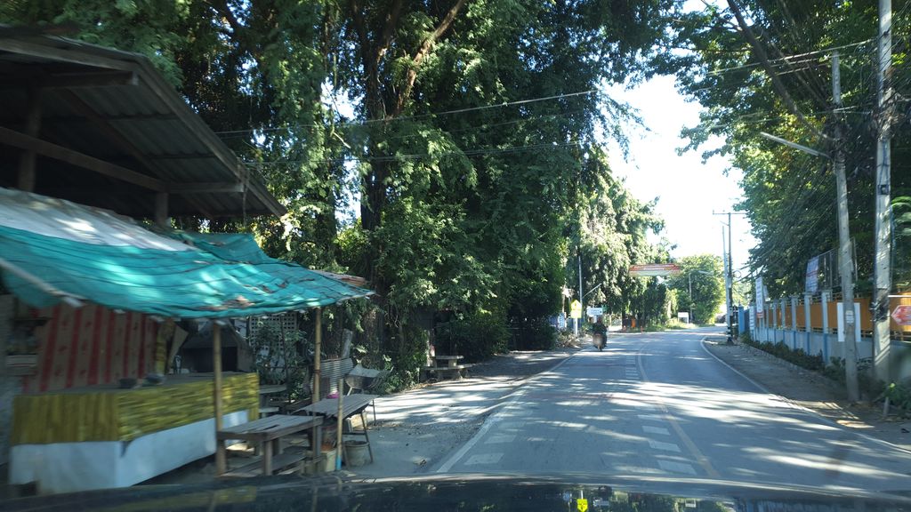 ภาพถนนตรงที่ ถาวรการช่าง ตั้งอยู่ ถ่ายโดย jrcarlsen พ.ศ. 2562 (2019) · A street-level view of where ถาวรการช่าง · Thawon Kanchang stands, by jrcarlsen in 2562 (2019)