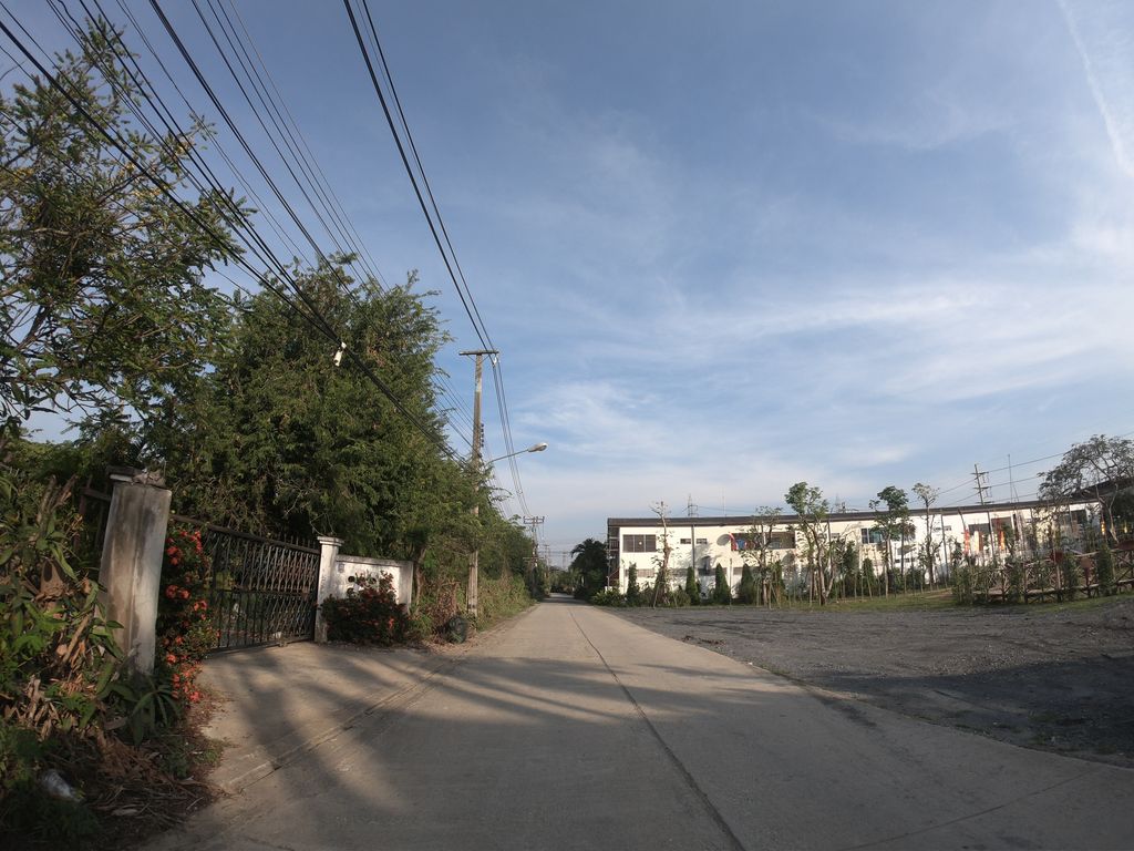 ภาพถนนตรงที่ บ้านท่าใหม่อิ ตั้งอยู่ ถ่ายโดย chanuwath_grab พ.ศ. 2562 (2019) · A street-level view of where บ้านท่าใหม่อิ · Ban Thamaii stands, by chanuwath_grab in 2562 (2019)