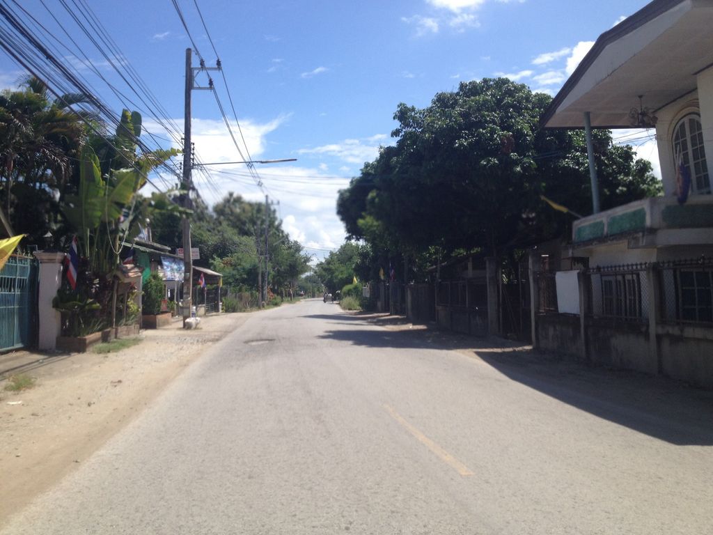 ภาพถนนตรงที่ ร้านสมชัยกลการ ตั้งอยู่ ถ่ายโดย jimwatana พ.ศ. 2558 (2015) · A street-level view of where ร้านสมชัยกลการ · Ran Som Chai Klakan stands, by jimwatana in 2558 (2015)