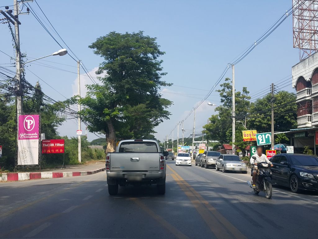 ภาพถนนตรงที่ ร้านข้าวมันไก่นันทาราม 2 ตั้งอยู่ ถ่ายโดย jrcarlsen พ.ศ. 2558 (2015) · A street-level view of where ร้านข้าวมันไก่นันทาราม 2 · Ran Khao Man Kai Nantharam 2 stands, by jrcarlsen in 2558 (2015)