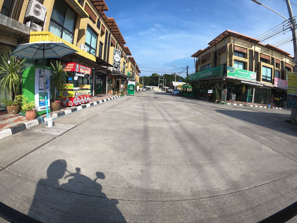 ภาพถนนตรงที่ Arista Clinic ตั้งอยู่ ถ่ายโดย chanuwath_grab พ.ศ. 2562 (2019) · A street-level view of where Arista Clinic stands, by chanuwath_grab in 2562 (2019)