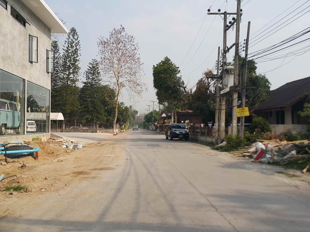 ภาพถนนตรงที่ KS Racing ตั้งอยู่ ถ่ายโดย jrcarlsen พ.ศ. 2558 (2015) · A street-level view of where KS Racing stands, by jrcarlsen in 2558 (2015)