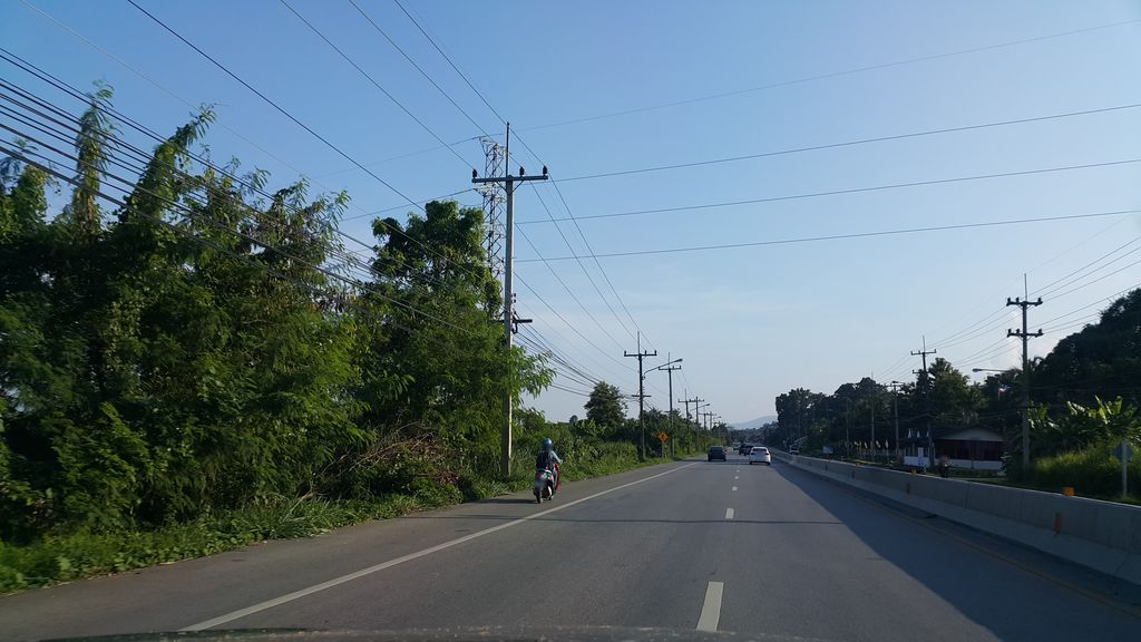 ภาพถนนตรงที่ พงศกร แม็กซ์ชอป ตั้งอยู่ ถ่ายโดย jrcarlsen พ.ศ. 2559 (2016) · A street-level view of where พงศกร แม็กซ์ชอป · Phongsakon Maekchop stands, by jrcarlsen in 2559 (2016)