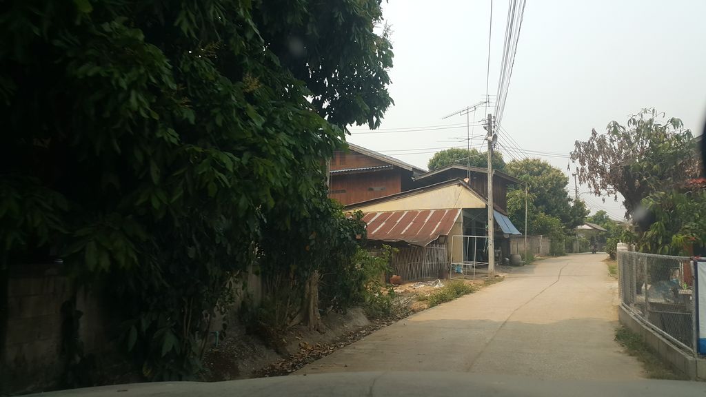 ภาพถนนตรงที่ ร้านลาบอ้ายนุ ตั้งอยู่ ถ่ายโดย jrcarlsen พ.ศ. 2562 (2019) · A street-level view of where ร้านลาบอ้ายนุ · Ran Lap Ai Nu stands, by jrcarlsen in 2562 (2019)