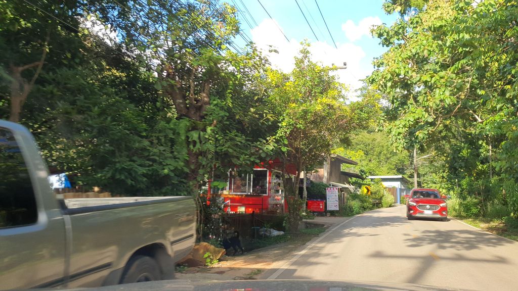 ภาพถนนตรงที่ The River Maekampong Chiang Mai ตั้งอยู่ ถ่ายโดย jrcarlsen พ.ศ. 2564 (2021) · A street-level view of where The River Maekampong Chiang Mai stands, by jrcarlsen in 2564 (2021)