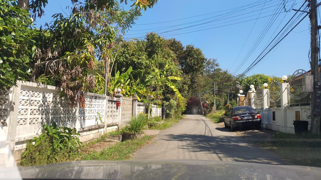 ภาพถนนตรงที่ เตี๋ยวโว๊ยยย ตั้งอยู่ ถ่ายโดย jrcarlsen พ.ศ. 2565 (2022) · A street-level view of where เตี๋ยวโว๊ยยย · Tiaowoiyo stands, by jrcarlsen in 2565 (2022)