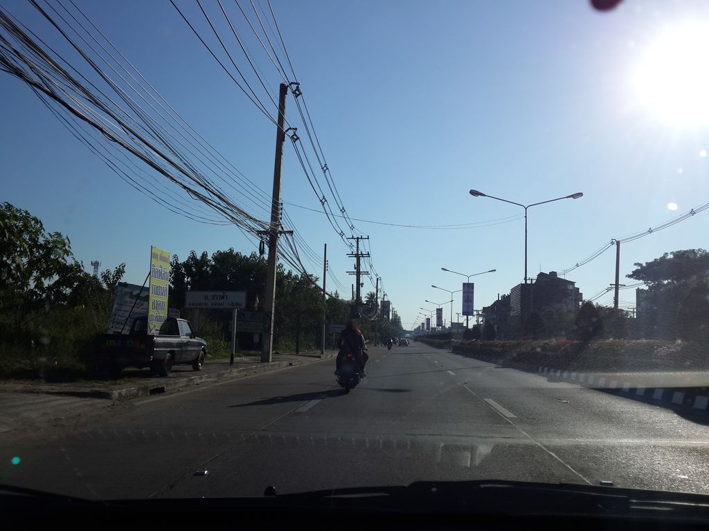 ภาพถนนตรงที่ ธงเฮงเป็ดย่าง ตั้งอยู่ ถ่ายโดย mishari พ.ศ. 2557 (2014) · A street-level view of where ธงเฮงเป็ดย่าง · Thong Heng Petyang stands, by mishari in 2557 (2014)