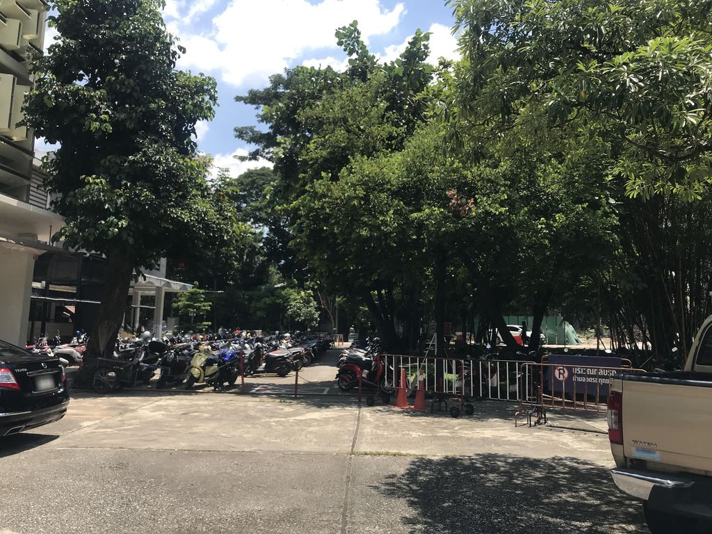 ภาพถนนตรงที่ Political Science, CMU ตั้งอยู่ ถ่ายโดย scramhorn พ.ศ. 2565 (2022) · A street-level view of where Political Science, CMU stands, by scramhorn in 2565 (2022)