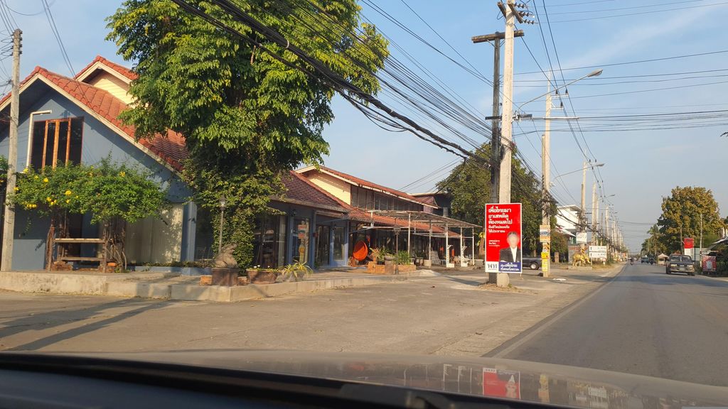 ภาพถนนตรงที่ Exotic Living ตั้งอยู่ ถ่ายโดย jrcarlsen พ.ศ. 2566 (2023) · A street-level view of where Exotic Living stands, by jrcarlsen in 2566 (2023)