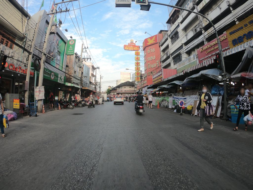 ภาพถนนตรงที่ ห้างทองเสือมังกร ตั้งอยู่ ถ่ายโดย chanuwath_grab พ.ศ. 2562 (2019) · A street-level view of where ห้างทองเสือมังกร · Hangthong Suea Mangka stands, by chanuwath_grab in 2562 (2019)
