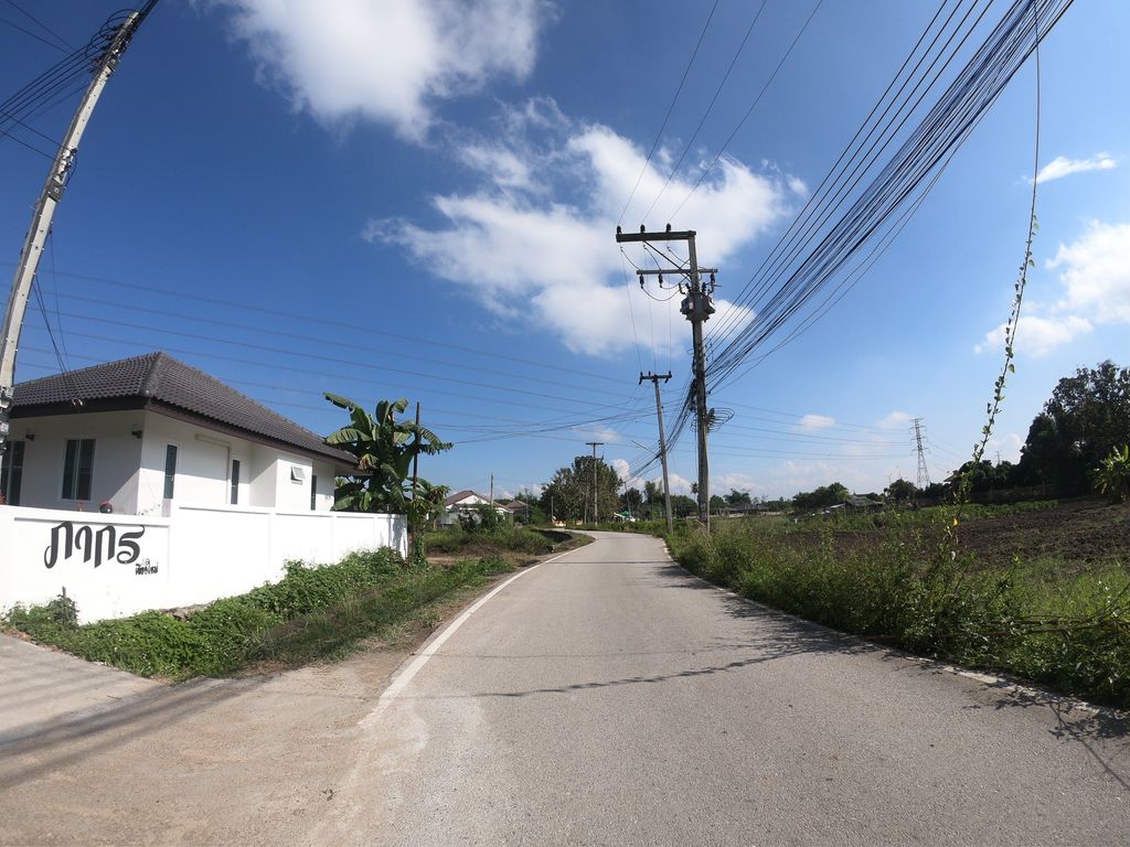 ภาพถนนตรงที่ บ้านภากร เชียงใหม่ ตั้งอยู่ ถ่ายโดย chanuwath_grab พ.ศ. 2562 (2019) · A street-level view of where บ้านภากร เชียงใหม่ · Ban Phak Chiang Mai stands, by chanuwath_grab in 2562 (2019)