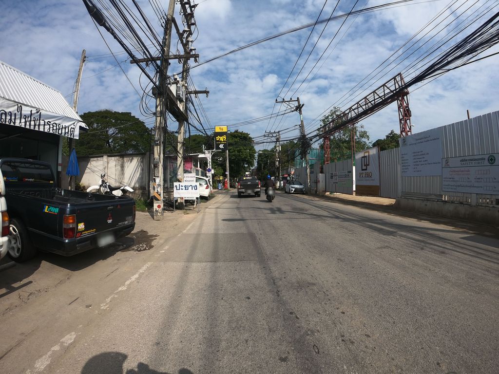 ภาพถนนตรงที่ วรพันธ์ แอร์ยานยนต์ ตั้งอยู่ ถ่ายโดย chanuwath_grab พ.ศ. 2562 (2019) · A street-level view of where วรพันธ์ แอร์ยานยนต์ · Wonphan Air Yanyon stands, by chanuwath_grab in 2562 (2019)