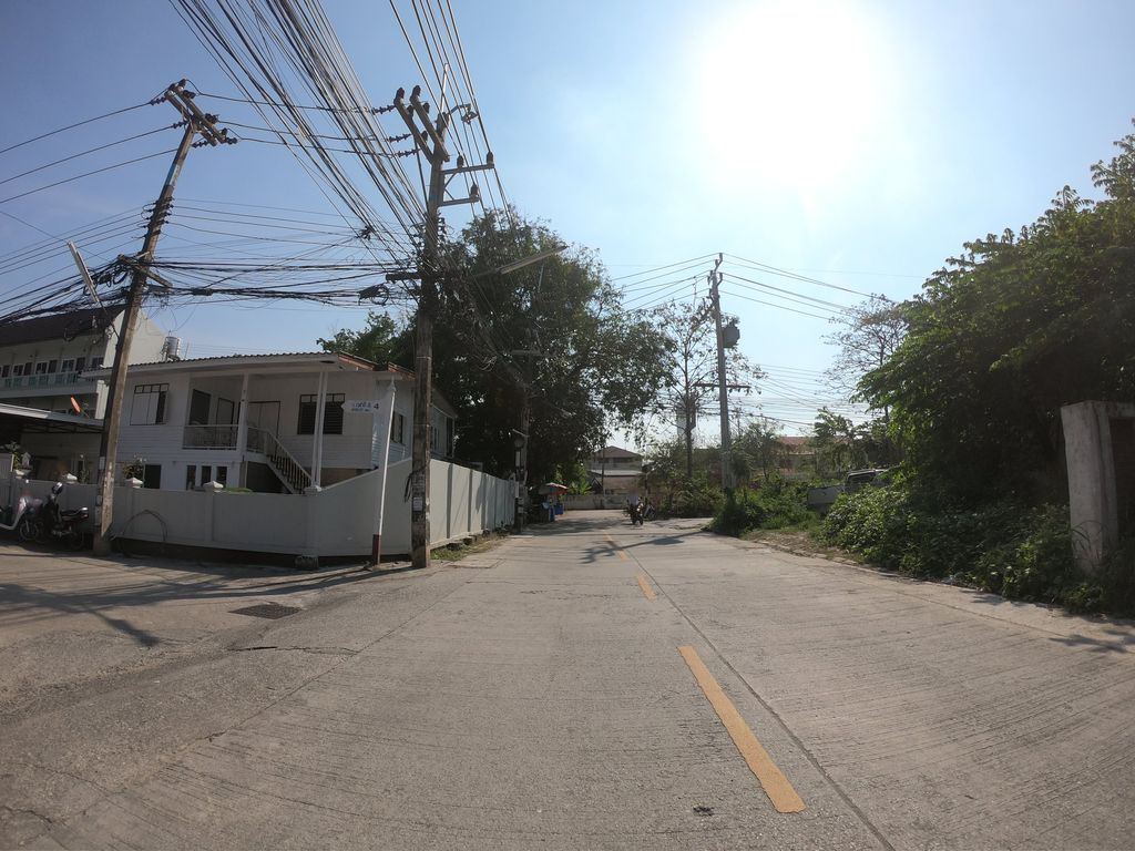 ภาพถนนตรงที่ Toong’pang’cafe” ตั้งอยู่ ถ่ายโดย chanuwath_grab พ.ศ. 2562 (2019) · A street-level view of where Toong’pang’cafe” stands, by chanuwath_grab in 2562 (2019)