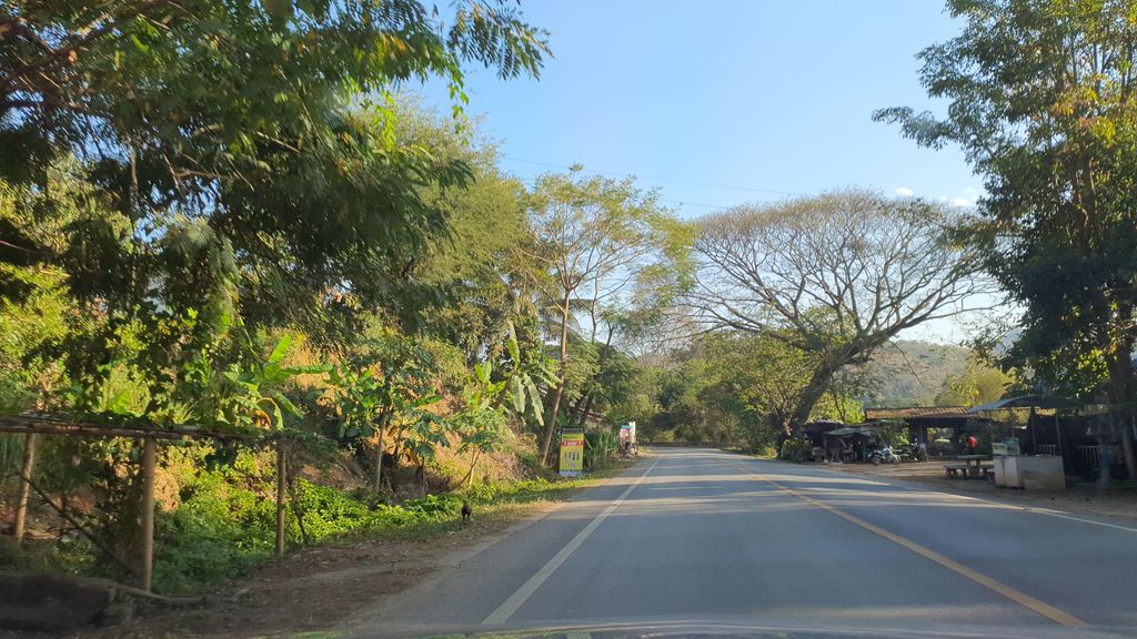 ภาพถนนตรงที่ ปงอินรักษ์ ฟาร์มสเตย์ Ponginrak FarmStay ตั้งอยู่ ถ่ายโดย jrcarlsen พ.ศ. 2565 (2022) · A street-level view of where ปงอินรักษ์ ฟาร์มสเตย์ Ponginrak FarmStay stands, by jrcarlsen in 2565 (2022)