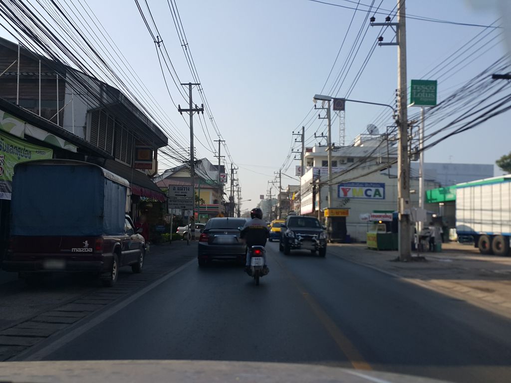 ภาพถนนตรงที่ Shabu Chill San Pa Tong ตั้งอยู่ ถ่ายโดย jrcarlsen พ.ศ. 2558 (2015) · A street-level view of where Shabu Chill San Pa Tong stands, by jrcarlsen in 2558 (2015)