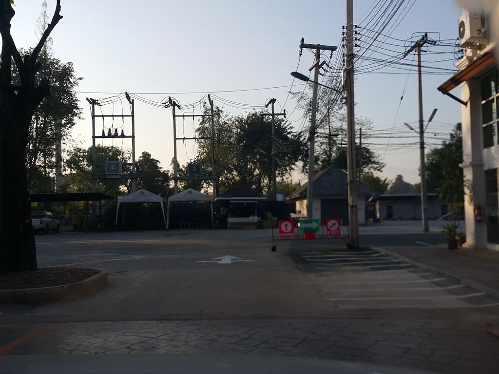 ภาพถนนตรงที่ Chiang Mai ALIST Clinic ตั้งอยู่ ถ่ายโดย jrcarlsen พ.ศ. 2558 (2015) · A street-level view of where Chiang Mai ALIST Clinic stands, by jrcarlsen in 2558 (2015)