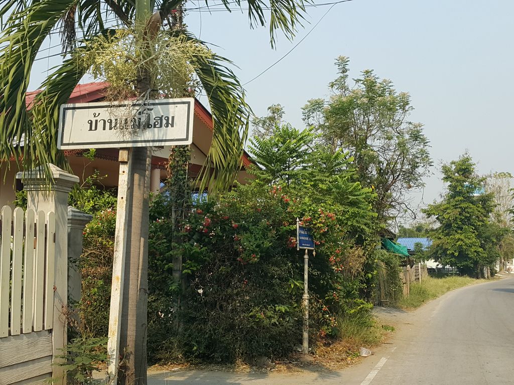 ภาพถนนตรงที่ ขุนช้างกาแฟดริป ตั้งอยู่ ถ่ายโดย jrcarlsen พ.ศ. 2559 (2016) · A street-level view of where ขุนช้างกาแฟดริป · Khunchang Kafae Drip stands, by jrcarlsen in 2559 (2016)