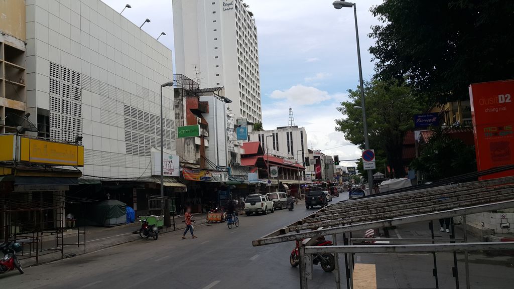ภาพถนนตรงที่ Sam's Custom Tailor ตั้งอยู่ ถ่ายโดย jrcarlsen พ.ศ. 2560 (2017) · A street-level view of where Sam's Custom Tailor stands, by jrcarlsen in 2560 (2017)