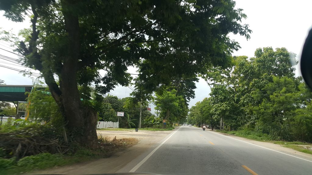 ภาพถนนตรงที่ เสริมสวยแม่ญิ๋ง ตั้งอยู่ ถ่ายโดย jrcarlsen พ.ศ. 2559 (2016) · A street-level view of where เสริมสวยแม่ญิ๋ง · Soemsuai Mae Ying stands, by jrcarlsen in 2559 (2016)