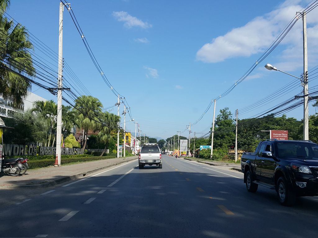 ภาพถนนตรงที่ Di Bosco ตั้งอยู่ ถ่ายโดย jrcarlsen พ.ศ. 2558 (2015) · A street-level view of where Di Bosco stands, by jrcarlsen in 2558 (2015)