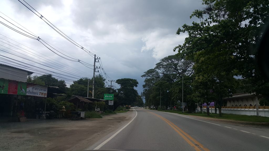 ภาพถนนตรงที่ พราวบรรจุภัณฑ์ ตั้งอยู่ ถ่ายโดย jrcarlsen พ.ศ. 2559 (2016) · A street-level view of where พราวบรรจุภัณฑ์ · Phrao Bronchuphan stands, by jrcarlsen in 2559 (2016)