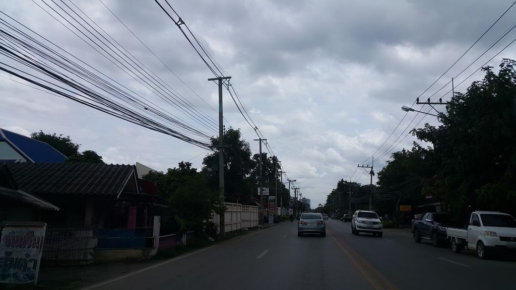 ภาพถนนตรงที่ ครัวดรีมทีม ตั้งอยู่ ถ่ายโดย jrcarlsen พ.ศ. 2559 (2016) · A street-level view of where ครัวดรีมทีม · Khruadrimthim stands, by jrcarlsen in 2559 (2016)