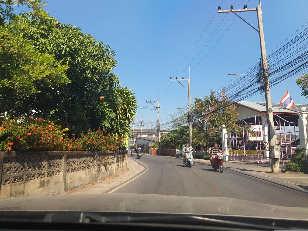 ภาพถนนตรงที่ นวนันท์เภสัช หางดง เชียงใหม่ -Navanan Pharmacy Hangdong Chiangmai ตั้งอยู่ ถ่ายโดย jrcarlsen พ.ศ. 2566 (2023) · A street-level view of where นวนันท์เภสัช หางดง เชียงใหม่ -Navanan Pharmacy Hangdong Chiangmai stands, by jrcarlsen in 2566 (2023)