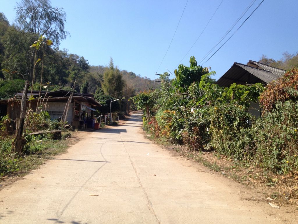 ภาพถนนตรงที่ บ้านแม่ขนิลใต้ ตั้งอยู่ ถ่ายโดย jimwatana พ.ศ. 2559 (2016) · A street-level view of where บ้านแม่ขนิลใต้ · Ban Maek Nin Tai stands, by jimwatana in 2559 (2016)