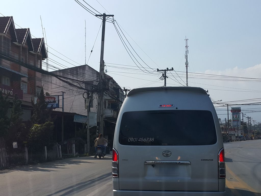 ภาพถนนตรงที่ เจ๊แอ๋วผลไม้ ตั้งอยู่ ถ่ายโดย jrcarlsen พ.ศ. 2558 (2015) · A street-level view of where เจ๊แอ๋วผลไม้ · Cheaeophlamai stands, by jrcarlsen in 2558 (2015)