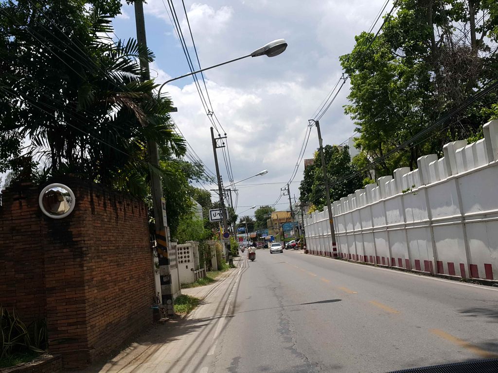 ภาพถนนตรงที่ Kawila 126 ตั้งอยู่ ถ่ายโดย jrcarlsen พ.ศ. 2558 (2015) · A street-level view of where Kawila 126 stands, by jrcarlsen in 2558 (2015)