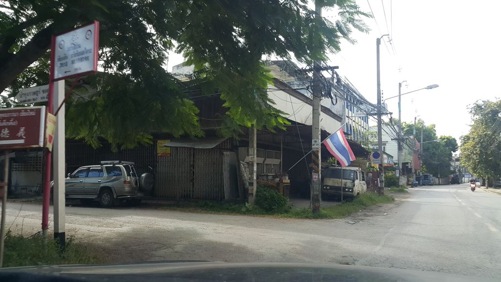 ภาพถนนตรงที่ BOXX Boxing & Fitness Gym ตั้งอยู่ ถ่ายโดย jrcarlsen พ.ศ. 2559 (2016) · A street-level view of where BOXX Boxing & Fitness Gym stands, by jrcarlsen in 2559 (2016)