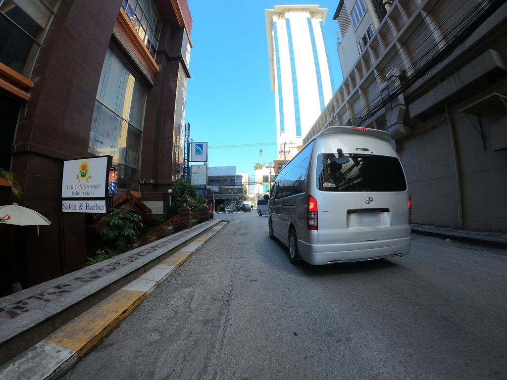 ภาพถนนตรงที่ ฮาเก้นดาส ตั้งอยู่ ถ่ายโดย chanuwath_grab พ.ศ. 2562 (2019) · A street-level view of where ฮาเก้นดาส · Hakendat stands, by chanuwath_grab in 2562 (2019)
