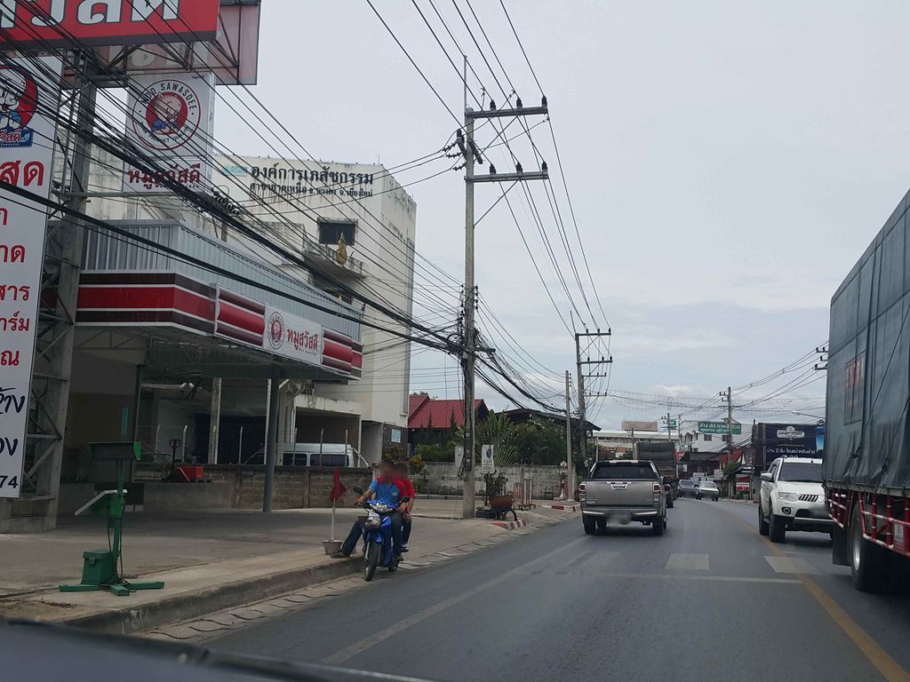 ภาพถนนตรงที่ ทรายมูลสัตวแพทย์ ตั้งอยู่ ถ่ายโดย jrcarlsen พ.ศ. 2558 (2015) · A street-level view of where ทรายมูลสัตวแพทย์ · Saimun Satwaphaet stands, by jrcarlsen in 2558 (2015)