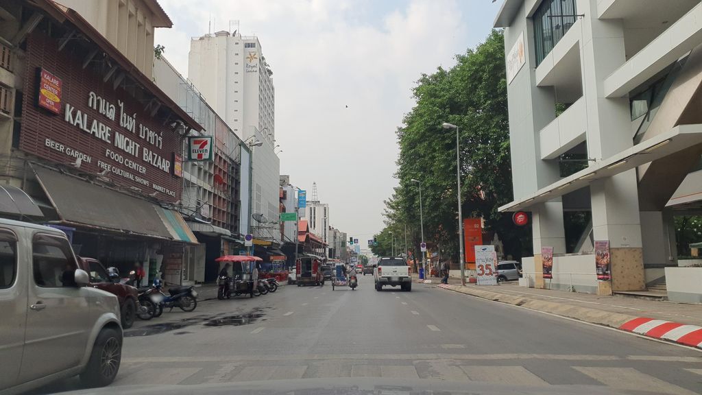 ภาพถนนตรงที่ ห้างหุ้นส่วนจำกัด พอช คอม ตั้งอยู่ ถ่ายโดย jrcarlsen พ.ศ. 2565 (2022) · A street-level view of where ห้างหุ้นส่วนจำกัด พอช คอม · Phot Khom Partnership stands, by jrcarlsen in 2565 (2022)
