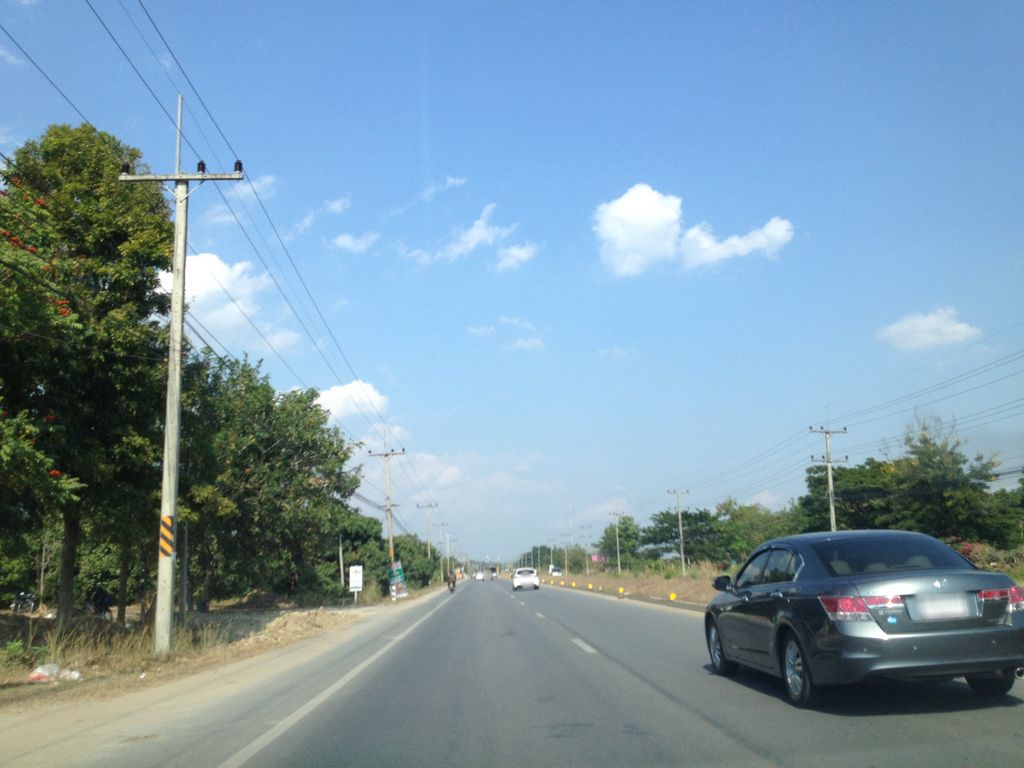 ภาพถนนตรงที่ ข่วงเบียร์ ตั้งอยู่ ถ่ายโดย jimwatana พ.ศ. 2558 (2015) · A street-level view of where ข่วงเบียร์ · Khwongbia stands, by jimwatana in 2558 (2015)