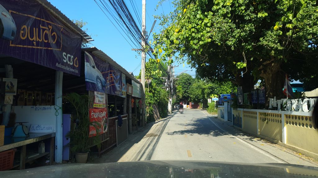 ภาพถนนตรงที่ โรงเรียนอนุบาลพัฒนชัย ตั้งอยู่ ถ่ายโดย jrcarlsen พ.ศ. 2562 (2019) · A street-level view of where โรงเรียนอนุบาลพัฒนชัย · Anuban Phatna Chai School stands, by jrcarlsen in 2562 (2019)